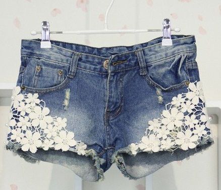 Short jeans com flores